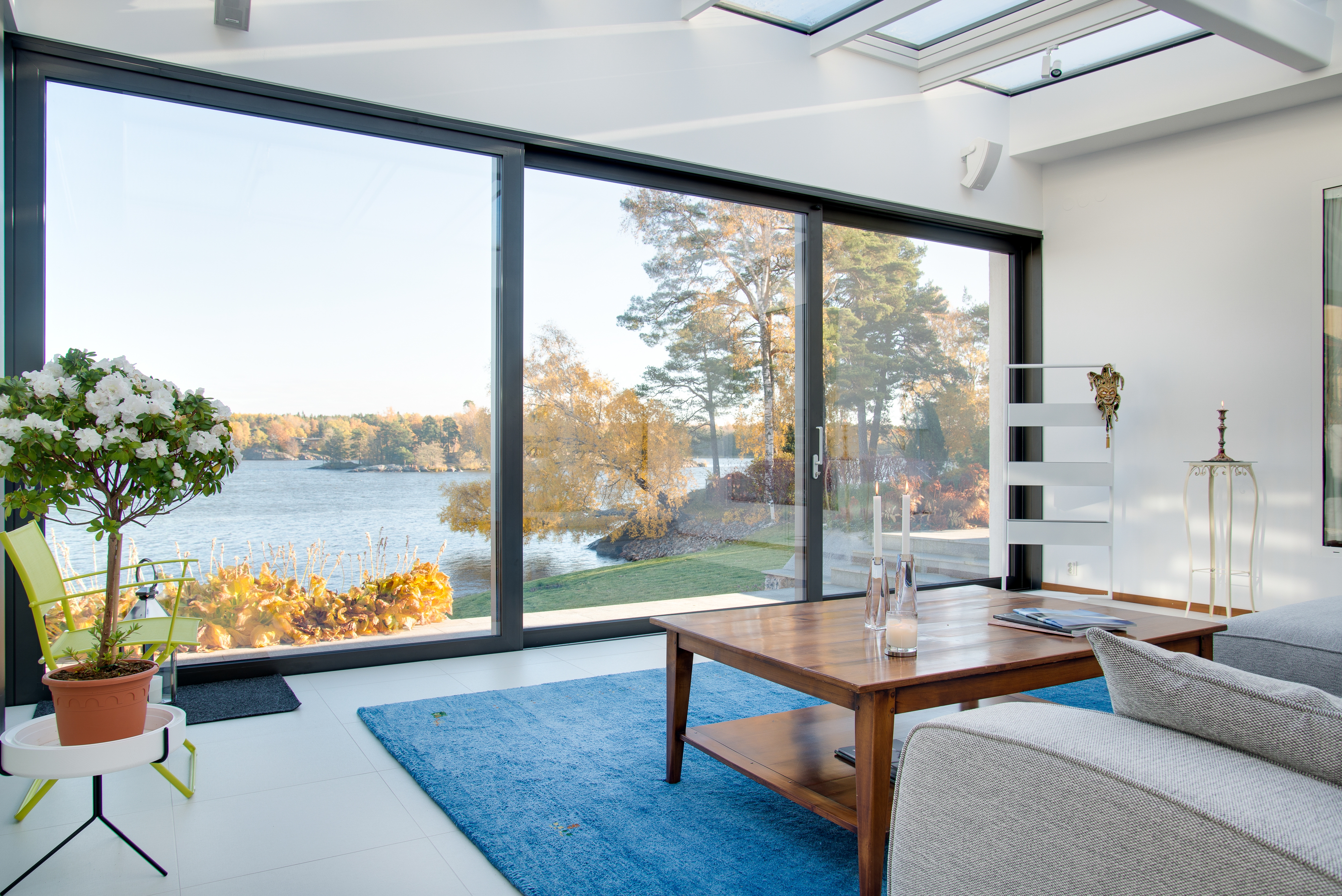 vista interior de una casa con lindo paisaje a través de ventanales