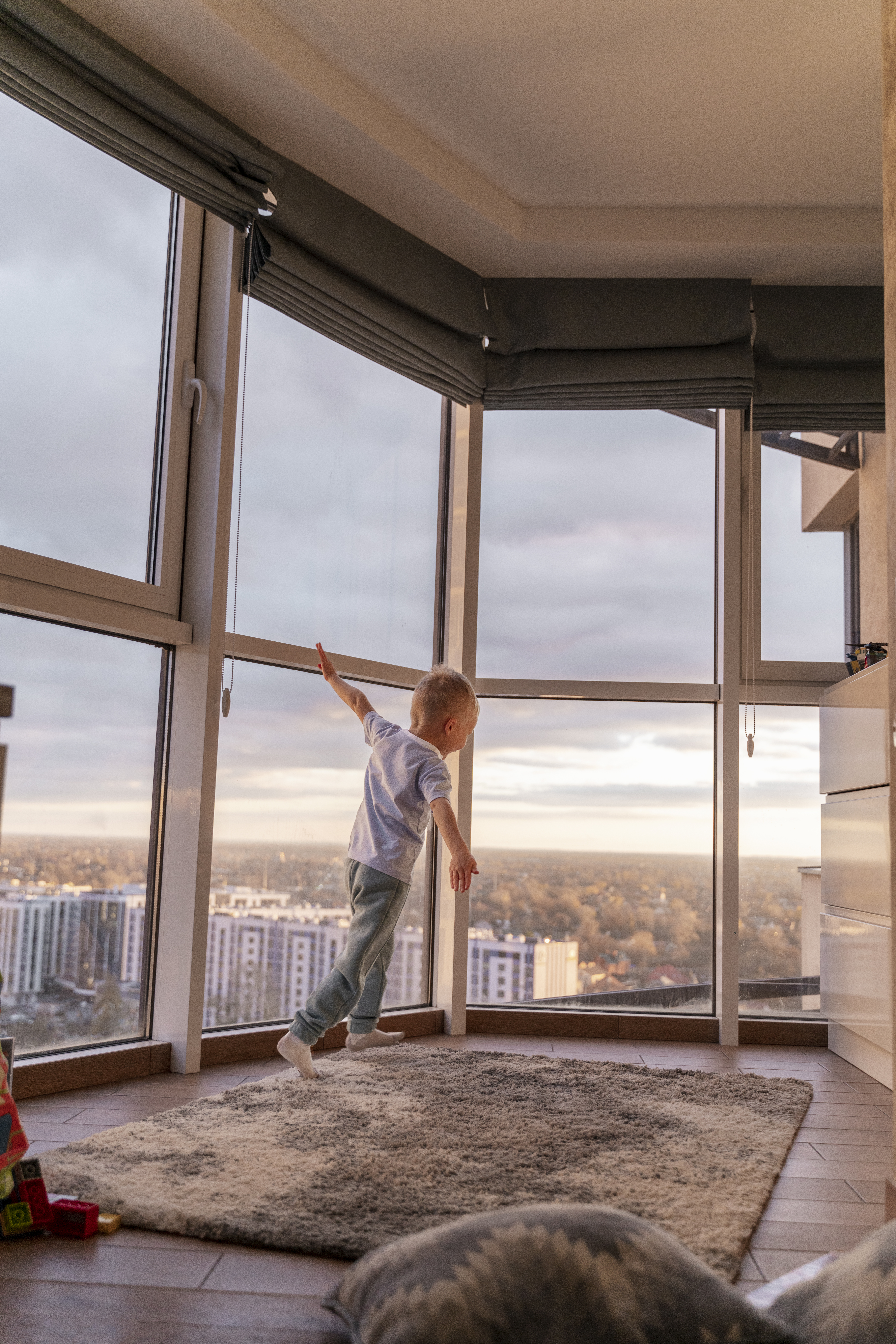 Niño en la ventana